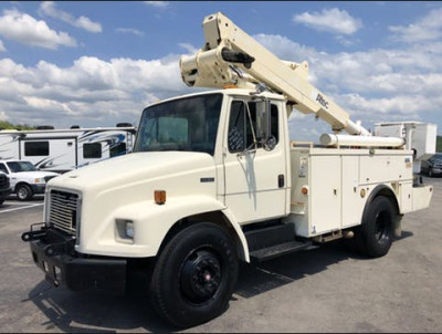 2000 Freightliner FL60 with 42' Altec Material Handler